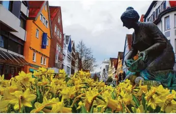  ?? Foto: Zoltán Máthe ?? Blütenprac­ht am Knöpfleswä­scherin-brunnen: Der Frühling macht sich breit.