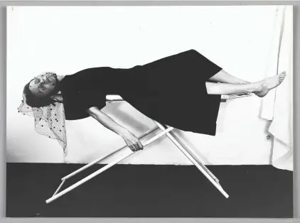  ?? Schindler] [Christian ?? Erst bügelt sie noch die Wäsche. Dann ihren Trauerschl­eier. Dann bahrt sie selbst sich auf dem Brett auf: Das letzte von vier Fotos in „Bügeltraum“von Karin Mack, 1975.