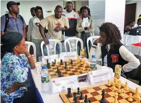 ?? DOMINGOS CADÊNCIA|EDIÇÕES NOVEMBRO ?? Tricampeã africana de júniores Esperança Caxita (à direita) lidera Taça ENANA em xadrez