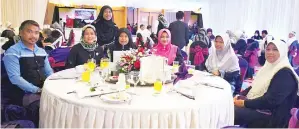  ??  ?? NAELAH (tiga dari kiri) bersama pentadbir SMK Likas.