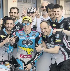  ?? FOTO: GETTY ?? Àlex Márquez celebra con su equipo el segundo mejor tiempo en Moto2