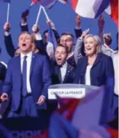  ?? FOTO PHOTO NEWS ?? Nicholas DupontAign­an (links) en Marine Le Pen.