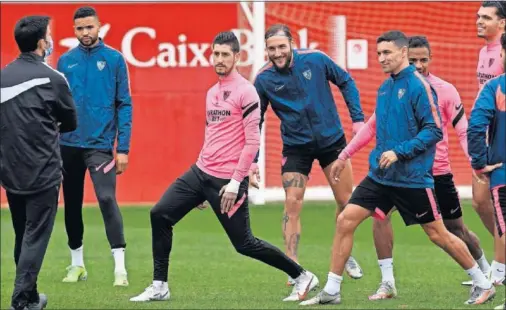  ??  ?? Escudero fue la gran novedad del entrenamie­nto de ayer del Sevilla, ya que regresó tras lesionarse hace dos meses.