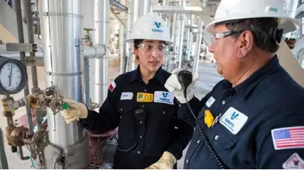  ?? Photo valero.com ?? Valero's quarterly refining margin more than doubled to US$3.21 billion from a year earlier.