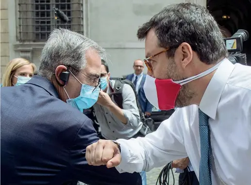  ?? (Lapresse) ?? In Senato Il presidente della Giunta per le Immunità Maurizio Gasparri, 63 anni, saluta con il gomito il leader della Lega Matteo Salvini, 47 anni