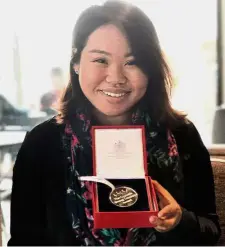  ??  ?? Royal recognitio­n:
Quah showing her Queen’s Young Leader Award. — Bernama