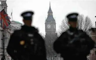  ?? Daniel Leal-Olivas/AFP ?? Após ataque, policiais armados reforçam segurança na região do Parlamento, em Londres