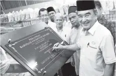  ??  ?? MOHD Ali merasmikan kedai Agro Bazar Baroqah Food Stuff Sdn Bhd di Bukit Katil, Melaka baru-baru ini. — Gambar Bernama