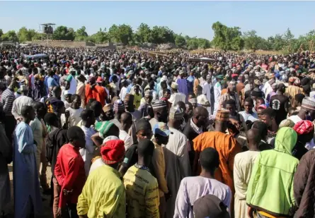  ?? AFP ?? El funeral de los 43 trabajador­es agrícolas asesinados en Zabarmari, en Nigeria, se llevó a cabo este domingo. Los combatient­es de Boko Haram los habrían matado el sábado en campos de arroz.