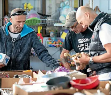  ?? TOM LEE/STUFF ?? Shoppers at Essential Recycling Ltd rifle through the goods salvaged from Hamilton’s dump.