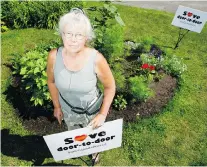  ?? DARREN BROWN/Ottawa Citizen ?? Marymay Downing wants to protect her 20 years of toil in the
gardens in her townhouse developmen­t in Ottawa.