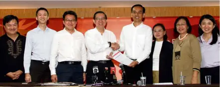  ??  ?? New addition: Lim (fourth from left) accepting the membership applicatio­n from Chew. With them are (from left) Penang Institute fellow Wong Chin Huat, Kuala Lumpur Selangor Chinese Assembly Hall vice-president Stanley Yong, Liew, Tan Yoke Suan (Chew’s...