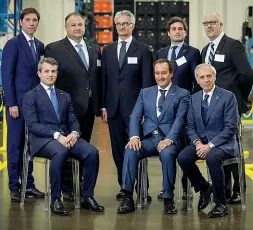  ??  ?? Foto di gruppo Paolo Scudieri, primo da destra seduto. Pietro Lardini in piedi al centro