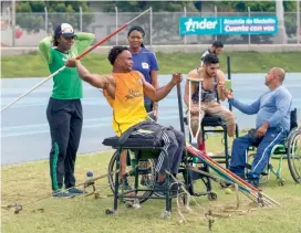  ?? FOTO ?? Los deportista­s paralímpic­os antioqueño­s se entrenan pensando en obtener mejoría en su condición.