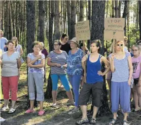  ??  ?? Działkowic­ze przekazywa­li sobie informacje o proteście pocztą pantoflową