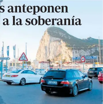  ?? // SERGIO RODRÍGUEZ ?? Imagen de la habitual cola de coches para entrar en Gibraltar