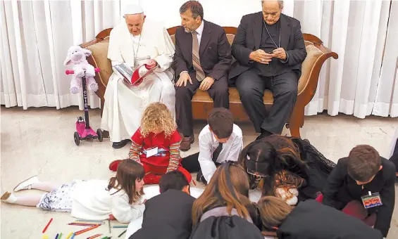  ?? CEZARO DE LUCA ?? La esperanza, en papel y lápiz. Los chicos viajaron hasta el Vaticano con sus padres y dibujaron para el papa Francisco.