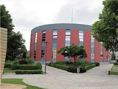  ?? Foto: Charlot Kuhn ?? Der markante, rotfarbene Rundbau im Zentrum von Sandweiler soll durch ein modernes Rathaus ersetzt werden.