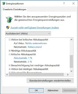  ??  ?? Bei einigen Notebooks lässt sich in den Energieein­stellungen der Zeitpunkt hinauszöge­rn, an dem sich der Laptop wegen eines leeren Akkus abschaltet.