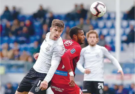  ??  ?? João Silva (à esquerda) e Aloísio estiveram muito em ação no jogo de ontem