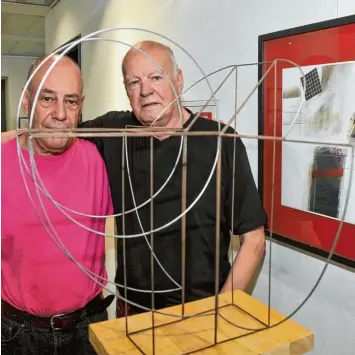  ?? Foto: Andreas Lode ?? Eugen Keri (rechts, mit seinem Bild „Linear Forms“) und Martin Beckers (mit seiner Skulptur „Räderflug“) stellen im Gersthofer Rathaus aus. Ihre Bilder und Objekte spielen mit Feinheit und Masse und ergänzen sich darin sehr gut.