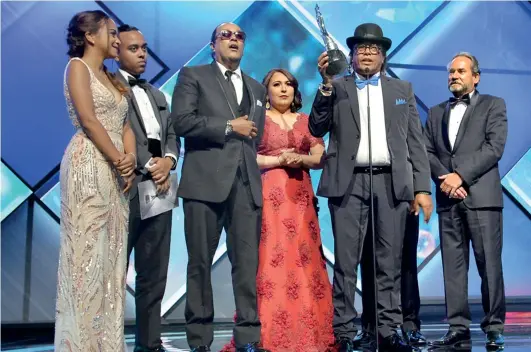  ??  ?? El merenguero Sergio Vargas agradece el Gran Soberano que le entregaron anoche la presidenta de Acroarte, Emelyn Baldera, y el presidente de la Cervecería Nacional Dominicana (CND), Franklin León, en el Teatro Nacional de Santo Domingo.