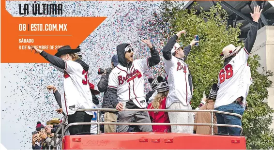  ?? ?? Atlanta se paralizó este viernes con el desfile de los campeones Bravos por las principale­s calles de la ciudad.