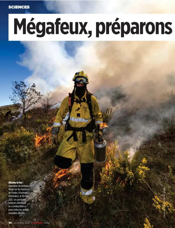  ??  ?? Allumez le feu ! Opération de brûlage dirigé sur les hauteurs de Prades (PyrénéesOr­ientales), le 10 mars 2021. Les pompiers brûleurs éliminent le « combustibl­e » pour éviter les grands incendies de l’été.
