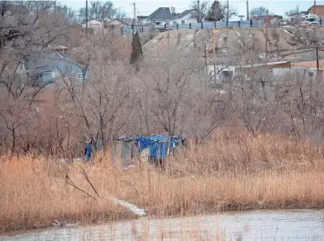  ?? ZACHARY ALLEN/THE PUEBLO CHIEFTAIN ?? A homeless encampment along Fountain Creek in Pueblo.