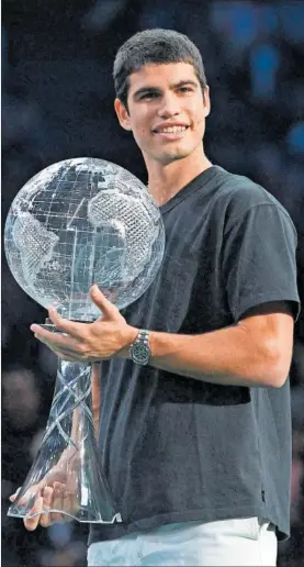  ?? ?? Carlos Alcaraz posa con el trofeo de número uno del mundo.
