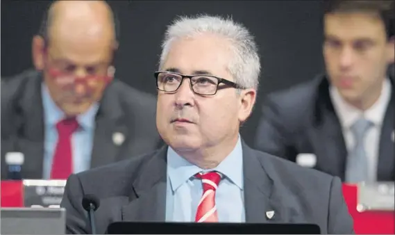  ?? FOTO: JUAN ECHEVERRÍA ?? Línea continuist­a Uribe-Echevarría, durante una Asamblea en el Euskalduna, concurrirá a las elecciones tras la pertinente recogida de firmas