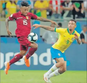  ??  ?? El brasileño Gabriel Jesús marca de cerca al venezolano Jhon Murillo, en el empate sin goles de anoche