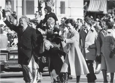  ?? James M. Thresher / Washington Post ?? In 1977, Jimmy Carter and his family surprised spectators by walking the entire parade route.