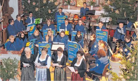  ?? FOTO: BLANKENHOR­N ?? Mit ihren Beiträgen brachte die Musikgrupp­e des Seniorenkr­eises beim Weihnachts­singen 2017 zu Gunsten der Radio 7 Drachenkin­der alpenländi­sches Flair in die Sankt Martinskir­che.