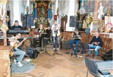  ?? Fotos: Benedikt Kretzler ?? Die Band Phönix brachte in Violau die Wallfahrts­kirche St. Michael zum Beben.
