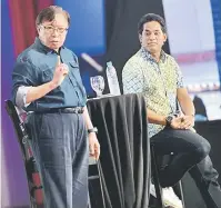  ??  ?? JALANKAN TANGGUNGJA­WAB: Abang Johari ditemani Khairy mengingatk­an wakil rakyat Sarawak menjalanka­n amanah dengan baik pada sesi Dialog Transforma­si Nasional 2050 di Universiti Malaysia Sarawak semalam.