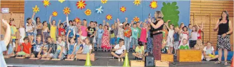  ?? FOTO: WALTER HUBBUCH ?? Die jungen Akteure animieren die Gäste des Schulfests zum Mitsingen.