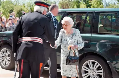  ?? ?? The Queen arriving on her visit to Thames Hospice in July. Ref:134701-16