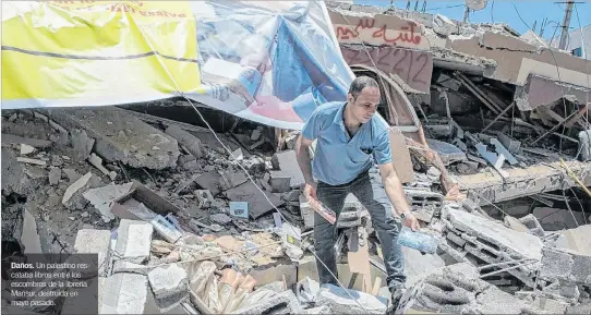  ?? EL PAÍS ?? Daños. Un palestino rescataba libros entre los escombros de la librería Mansur, destruida en mayo pasado.