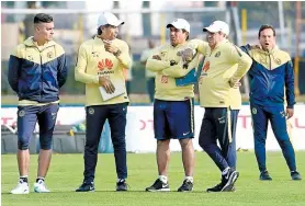  ??  ?? Miguel Herrera y su cuerpo técnico en Coapa