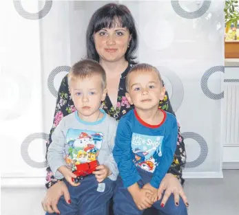  ?? FOTO: OXANA MÜLLER ?? Eigentlich sollten die dreijährig­en Zwillinge Vlad (l.) und Stas von Irina Lakstankin längst in den Kindergart­en gehen, dafür ist aber Unterstütz­ung nötig, die niemand finanziere­n will.