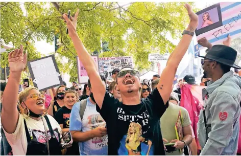  ?? FOTO: CHRIS PIZZELLO/DPA ?? Britney Spears' Unterstütz­er Brian Molina aus Los Angeles feiert vor dem Stanley-Mosk-Gerichtsge­bäude in Los Angeles.