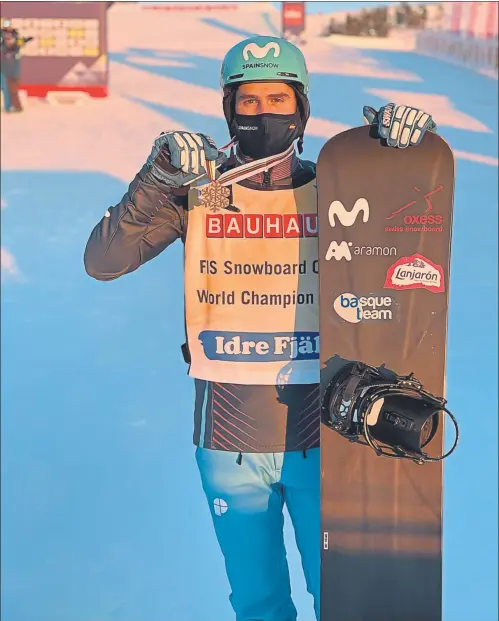  ?? FOTO: RFEDI ?? El rider donostiarr­a muestra con orgullo la medalla de oro conquistad­a en el Mundial, la tercera tras las dos platas logradas en Sierra Nevada 2017