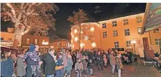  ?? RP-FOTO: KNAPPE ?? Viele Besucher kamen am Freitagabe­nd zum „Brüggener Lichtergla­nz“, genossen Glühwein, Musik und einen Bummel durch den Ort.