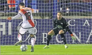  ??  ?? Álvaro, del Rayo Vallecano, encara a Casto, portero del Extremadur­a, antes del primer gol rayista.