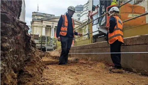  ?? ?? Les archéologu­es discutent des derniers détails de la planificat­ion des fouilles à la National Gallery's Jubilee Walk.