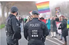  ?? FOTO: FEDERICO GAMBARINI/DPA ?? Polizisten sichern am Freitag eine Demonstrat­ion gegen den Bundespart­eitag der AfD in Kalkar.