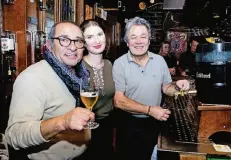  ?? RP-FOTO: OLA ?? Franco d’Martino (l.) und Peter Petkovic mit Mitarbeite­rin Victoria freuten sich über viele Stammgäste bei der Wiedereröf­fnung des Braukeller­s.