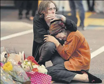  ?? AP ?? Mourners at a makeshift memorial near the Al Noor mosque in Christchur­ch on Saturday.