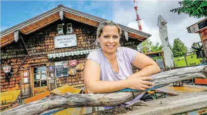  ?? BILD: SN/ROBERT RATZER ?? Karin Kohlmayr von Kohlmayr’s Gaisbergsp­itz nebenan will die Wirtschaft am Spitz bald aufsperren. Die Stadt wäre froh darüber. Am 1. Juli soll die Verpachtun­g im Stadtsenat beschlosse­n werden.